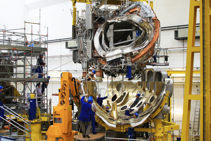 Each of the five modules of the reactor contains the plasma vessel, magnet coil, outer casing, and several ducts for cooling and power among other features. Image courtesy of the Max-Planck-Institute for Particle Physics