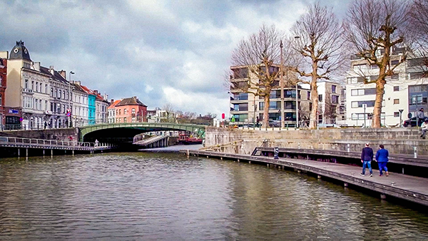 De Contributiebrug bij de toegang tot de stad Gent (België) 