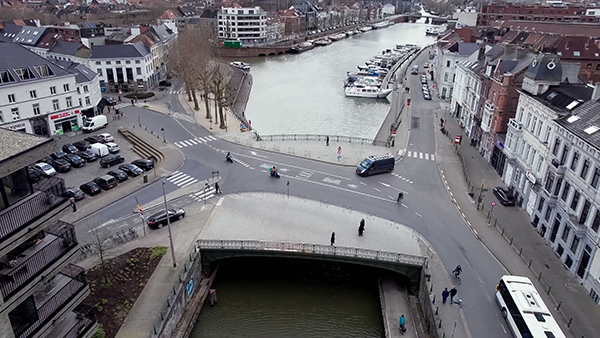 ​​​​De Contributiebrug bij de toegang tot de stad Gent (België) in vogelvlucht 