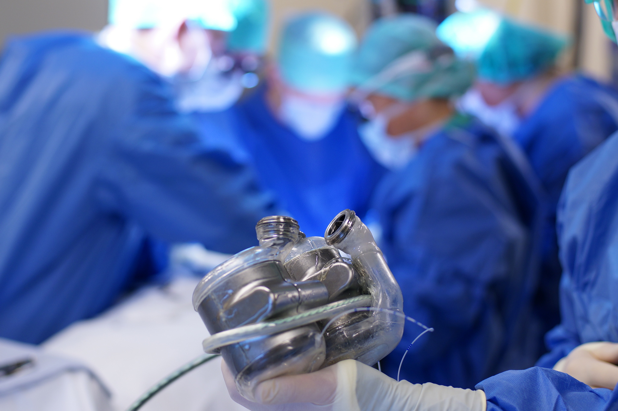 Scandinavian Real Heart’s Total Artificial Heart in front of the surgeons during animal studies. © Scandinavian Real Heart, 2022