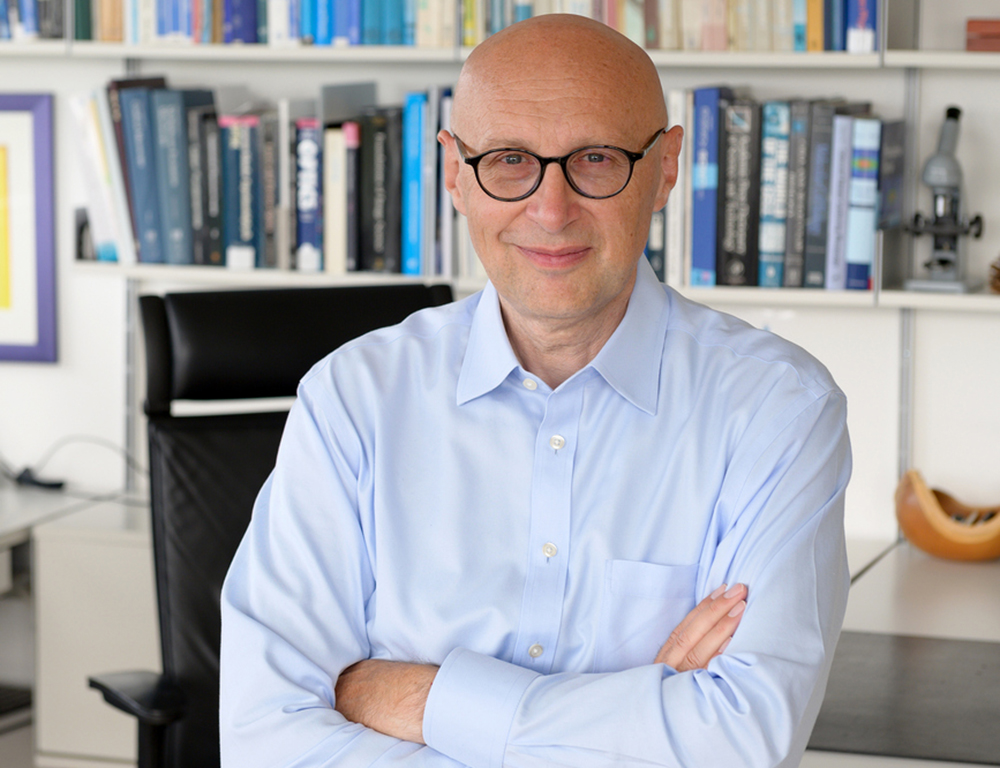 Prof. Dr Stefan Hell in his office © Irene Böttcher-Gajewski, photographer