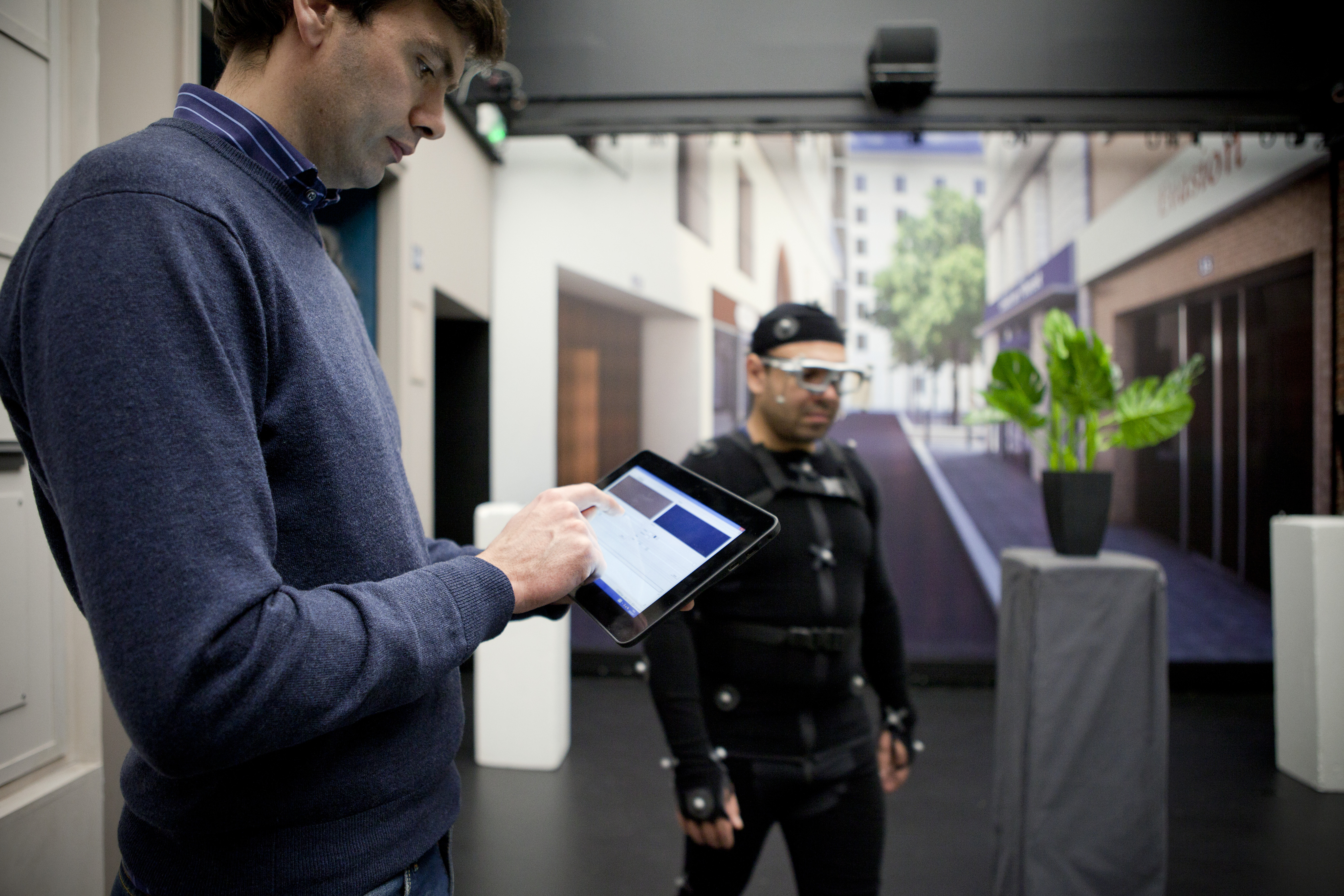 Researcher uses virtual reality (Streetlab) to test a patient’s vision © Serge Picaud, 2019