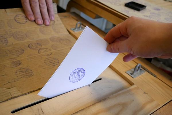 Voting in a polling booth and online voting are like apples and pears - it's not a matter of just replacing one with another, says Dr Kremer. Image credit - Santeri Viinamäki, licensed under CC BY-SA 4.0