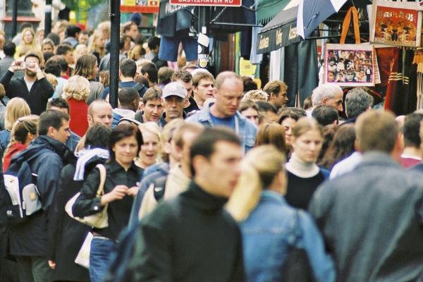 Low socio-economic status takes 2.1 years off life. Credit: ‘Camden town 2’ by Misterzee is licensed under CC BY 3.0