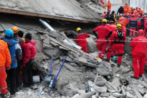 Robots could help rescuers to find people buried under the rubble after a disaster. © Shutterstock/fotostory
