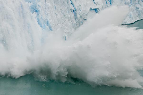 A large piece of ice collapses off of the edge of the Glacier Perito Moreno in Argentina, South America. Image courtesy of Calyponte, Wikimedia Commons