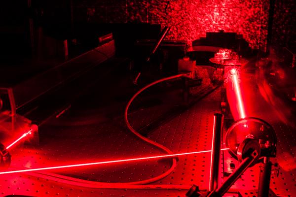 Laser in a quantum optic lab. © Shutterstock/lightpoet 