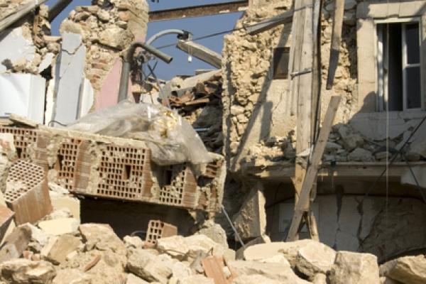 The rubble of a building destroyed by the earthquake in L'Aquila, Italy, in 2009. © Shutterstock/Fotografiche 