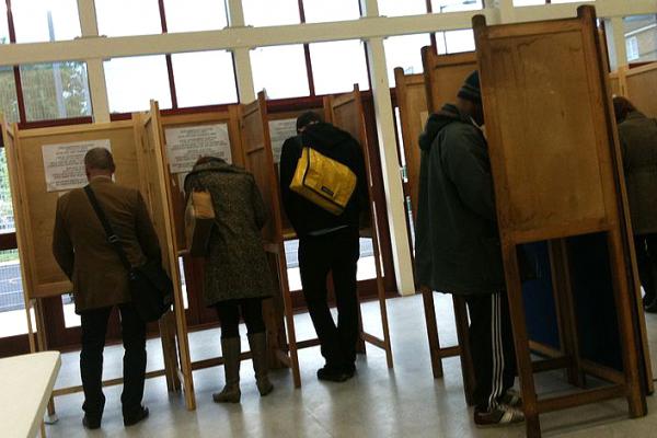 Voters at polling stations have a more positive experience, according to researchers. Image credit: ‘Voting in Hackney’ by Alex Lee is licensed under CC BY 2.0 