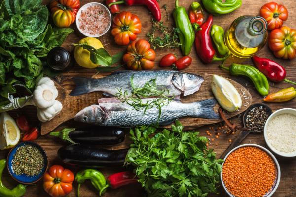 Research shows that eating a balanced diet rich in plants and with an adequate intake of protein can help slow down the ageing process © Foxys Forest Manufacture, Shutterstock
