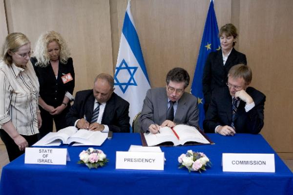 As the Portuguese Minster for Science and Technology, José Gago was heavily involved in European science policy, such as the agreement on the cooperation with Israel in the Seventh Research Framework Programme. Credit: European Union