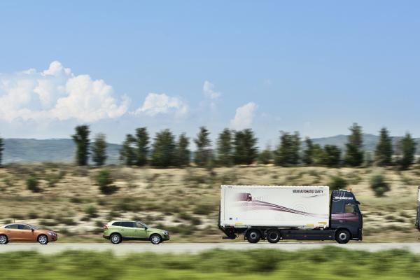 The SARTRE road train being tested on a motorway in Spain in 2012. © SARTRE