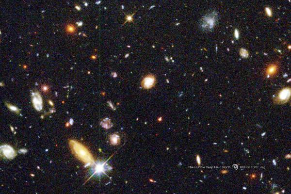 About 1 500 galaxies are visible in this deep view of the Universe, taken by the Hubble Space Telescope. The image covers an area of sky only about the size of a 10 cents coin viewed from 25 metres away. Thanks to the ‘Galaxy Zoo’ initiative, specialists can rely on passionate citizens to help them classify these galaxies. Since it was set up in 2007, hundreds of thousands of people have helped make such classifications. © Hubblesite.org