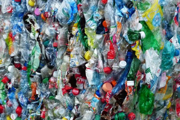 Low oil prices mean that it’s cheaper to use virgin plastic instead of recycled to create new products. Image credit: Pixabay/ Hans