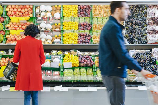 Sustainable substitutes for plastic in food packaging are being developed by EU research. © Gorodenkoff, Shutterstock.com