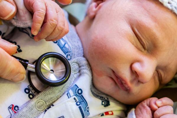 Genetic screening of newborns could help spot rare diseases early and speed up treatment. © Valmedia, Shutterstock.com