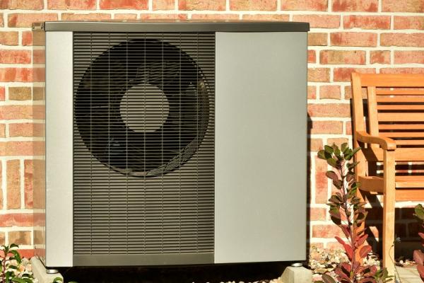 Heat pumps are more efficient than boilers and allow greater use of renewables. © klikkipetra, Shutterstock.com
