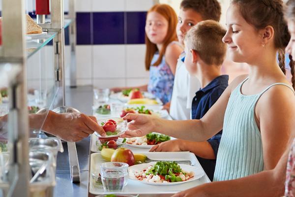 Nutritional meals at schools in Europe can improve children’s health and wellbeing. © Robert Kneschke, Shutterstock.com