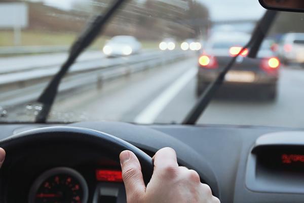 Tailor-made alerts to drivers can enhance road safety.  © Song_about_summer, Shutterstock.com